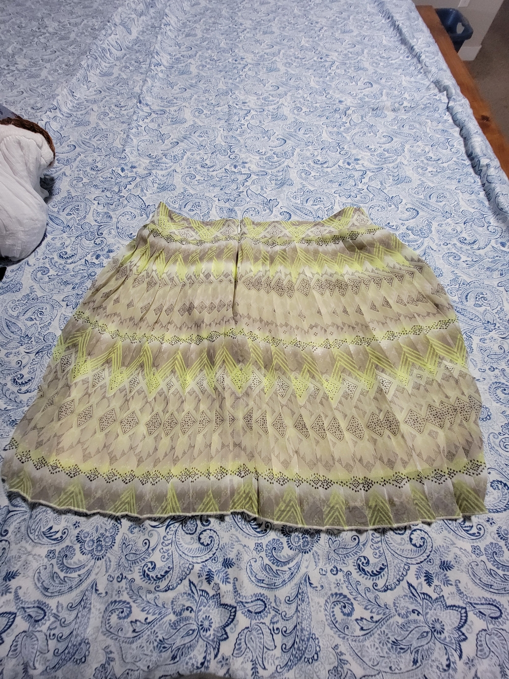 American Eagle Pleated Geometric Print Women's Skirt in Yellow-Green